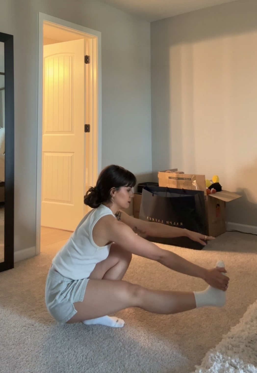 I never even do pistol squats so I’m sorta confused why I can do them still  #pistolsquatchallenge #pistolsquat #gymgirls 