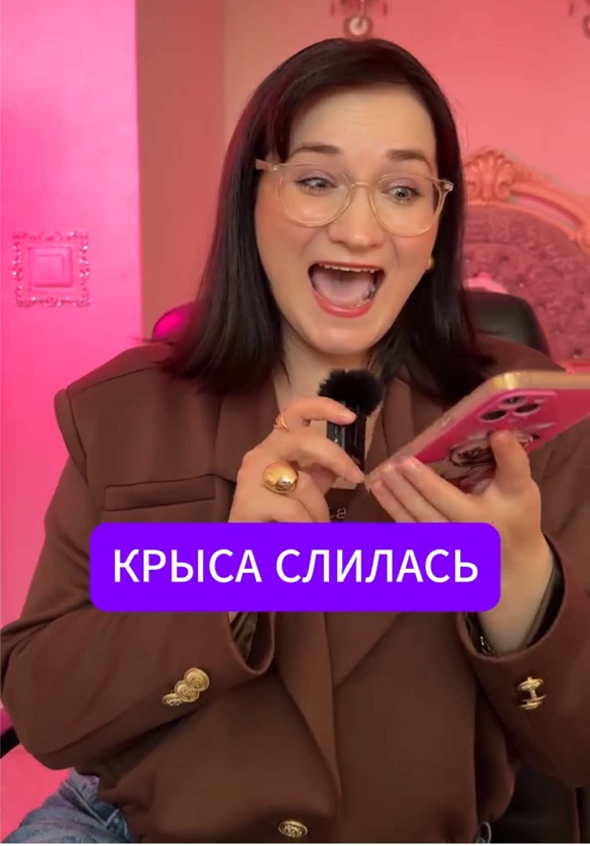 🐀Позвонил мошенник крыс Дима - фейковый сотрудник компании Ростелеком. Крыс сказал, что ВАЖНО 🤡 продлить номер городского телефона. На самом деле мошенник хотел взломать сервис ГОСУСЛУГИ.  Я сначала ответила крысе обычным голосом, а потом уже решила побыть в образе бабушки.  Всем рекомендую посмотреть длинный выпуск на YouTube. Там такой кринж 😬 и ржака 😆 Такую ересь несла Димочке, но он не сдавался, так сильно хотел заполучить бабушкины денежки. С помощью номера СНИЛС крысы подают заявку на смену пароля на ГОСУСЛУГАХ. Далее просят назвать КОД из СМС и получают полный доступ над Вашими данными.  Любимки, не ведитесь ❤️ Регулярно проводите профилактические беседы с пожилыми родственниками, чтобы никто не попался на удочку этих мошенников-крыс🐭