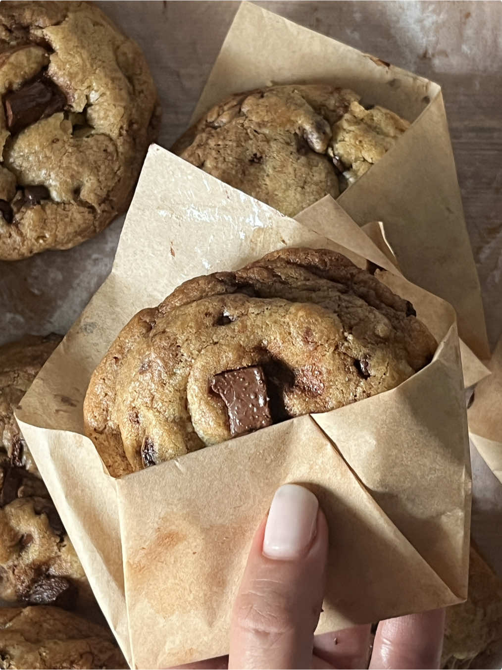 Brown butter chocolate chip cookies 🫶🏼 Για 12 μπισκότα :  140 γρ καβουρδισμένο βούτυρο  140 μαύρη ζάχαρη  60 κρυσταλλική ζάχαρη  1 μεγάλο αυγό  1 κουταλιά σούπας φρέσκο γάλα  1 κουταλάκι γλυκού εκχύλισμα βανίλιας  220 γρ αλεύρι για όλες τις χρήσεις  3/4 κουταλάκι γλυκού σόδα  1/2 κουταλάκι αλάτι  80 γρ κουβερτούρα  100 γρ σταγόνες κουβερτούρας  • Βάζουμε το βούτυρο σ’ ένα κατσαρολάκι σε μέτρια φωτιά  και το αφήνουμε να λιώσει.Μόλις αρχίσει να αφρίζει ανακατεύουμε απαλά συνεχώς και σε 5-7 λεπτά θα αρχίσει να σκουραίνει και να μυρίζει καραμελένια.Μόλις δούμε καφέ στίγματα στον πάτο της κατσαρόλας είναι έτοιμο.Κατεβάζουμε απ’τη φωτιά και το ρίχνουμε σε ένα μπολ για να μην καεί και το αφήνουμε να κρυώσει για 10 λεπτά. • Στο βούτυρο ρίχνουμε τις ζάχαρες και χτυπάμε καλά για 5 λεπτά περίπου μέχρι να ομογενοποιηθούν. Προσθέτουμε το αυγό,το γάλα,τη βανίλια και συνεχίζουμε το ανακάτεμα.Ρίχνουμε το αλεύρι,τη σόδα και το αλάτι και ανακατεύουμε τόσο όσο να απορροφηθεί το αλεύρι.Προσθέτουμε την κουβερτούρα και τις σταγόνες κουβερτούρας,ανακατεύουμε και χωρίζουμε τη ζύμη σε 12 μπισκότα των 60 γρ.περίπου.Βάζουμε κατάψυξη για 30 λεπτά και ψήνουμε σε 2 δόσεις για να μην κολλήσουν,σε προθερμασμένο φούρνο στους  190 αντιστάσεις για 12-13 λεπτά. Καλή επιτυχία!  #chocolatechipcookies #cookies #μπισκοτα #baking #Recipe #asmr  	 	 #CapCut 