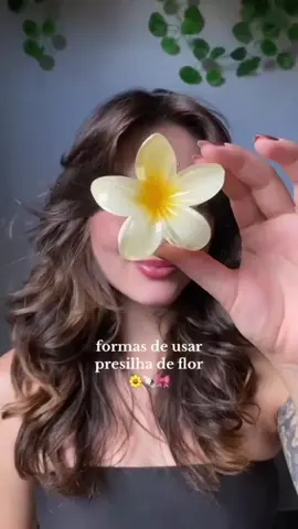 🌸 DICA RÁPIDA: 3 jeitos lindos de usar a presilha de flor no cabelo! Perfeita pra dar aquele toque romântico no look ✨👒 👇 Corre garantir a sua por menos de R$10! 🛒 Link nos comentários! #shoope #flor #beleza #fy