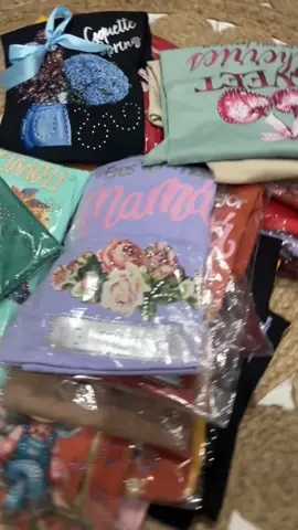 ¡En este video, te llevamos detrás de escenas de un pedido muy especial rumbo a Silver Spring, Maryland! 🌟 Conociendo a nuestra clienta, quien ya confía en nosotros y disfruta de nuestra atención personalizada, elegimos juntos cuatro docenas de blusas en tallas 1XL a 2XL/3XL. 🛍️ A través de una videollamada, exploramos una colorida y alegre selección de diseños que reflejan su estilo único. Así es como en Alma Edelia’s trabajamos: asegurándonos de que cada pedido sea exactamente lo que necesitas.  ¿Te gustaría hacer tu pedido de esta manera? ¡Escríbenos y déjanos ayudarte! 💖 Gracias por tu confianza, Silver Spring. Tu pedido está en camino. #AlmaEdelia #ModaPersonalizada #SilverSpring #BlusasConEstilo #AtenciónPersonalizada