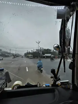 Biết cơm người không như cơm mẹ nấu, nhưng mẹ ơi con phải bôn ba. @Hoàng Phúc 