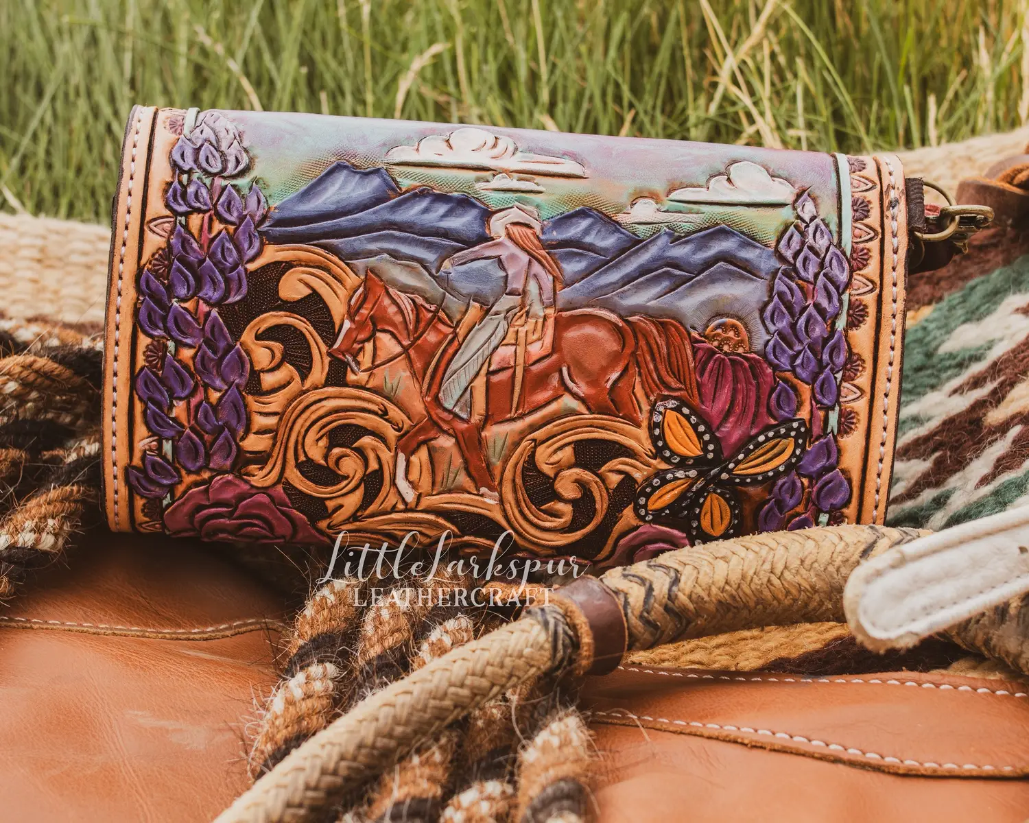 Wow!! Last night y’all snagged so much of the new inventory! The bosalita hangers, headstall, phone holders, belt, and padfolio all sold out! 🔥 There are just two clutches left, one round bag (the other went early!), plus a few claw clips and keychain lanyards still available. Most of the time, everything’s gone within a week—and by the next shop update, I usually only have one piece left (if anything)! ✨ Did you grab what you were hoping for last night? P.S. This clutch is still up for grabs! 👀 #handmadeleather #westernstyle #cowgirlstyle #ranchlife #buckaroostyle #handmadeshop #supportsmallbusiness #smallbatchgoods #slowfashion #leatherartist #cowgirlfashion #ranchfashion #westernhandmade #vaquerostyle #authenticstyle #shopupdate #roundbag #handmadeclutch #clawclips #keychainlanyard #horsewomanstyle #westernwear #cowgirlchic