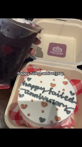 helow stranger, happy failed anniversary ya HAHAHA, padahal kemarin kita punya rencana mau ngerayain sama sama eh endingnya aku ngerayaain sendiri. lucu plz manusia bs berencana tp Allah yang menentukan ya awogawog😄 hari ini harusnya menjadi hari dimana kita merayakan setahun atas pertemuan kita pertemuan yang paling aku syukuri diantara yang pernah hadir didalam hidupku, tepat hari ini juga kemarin kita sama sama bilang  “kita usahakan semuanya sampai akhir”  tp nyatanya kita kalah hehe, aku ga benci aku ga dendam sama apa yang uda terjadi kemarin kemarin semoga km sebaliknya juga ya. kalo km benci aku sementara aku gatau gimana caranya benci km, bahkan setelah bbrp hari kita putus kemarin ada yang ngcht aku kalo km uda punya cewe baru aku cuma bisa diam mutar otak n penuh pertanyaan di otak ku “kok bisa”, “kok secepat itu”, “dia mmg uda lupain semuanya tentang aku”, bahkan aku disini mati matian buat sembuh bahkan aku ga gunain cara sembuh karena orang baru aku lebih milih pulih sama Allah n menyibukkan diriku, tp gpp kan semua orang punya pilihan masing masing, aku mikirnya kita ga komunikasi kaya sekarang itu supaya bisa saling memperbaiki diri, ternyata.. ah udala, selamat merayakan cinta barumu itu ya. aku disini genggam km lewat doa dulu ya, selagi perasaan ini belum Allah ambil aku bakalan selalu mendoakanmu, dan selagi Allah ngasi aku cinta untuk selalu mencintaimu maka selama itu aku akan mencintaimu. semoga doa doaku bisa memelukmu ya diwaktu tangan ku gabisa meluk km. kalau km butuh aku masi disini ya di belakang mu, sesekali cb km liat ke belakang, liat aku masi dekat di belakang mu atau uda jauh dari belakang mu, maaf kalau selama sm aku km ga pernah bahagia ntah km nya yang ngga merasakan itu atau memang kurang cukup. kalo dunia gaada yang berpihak ke km, ingat ada aku yang selalu berpihak ke km, km boleh dtg ke aku kalo km butuh aku. walaupun kayanya kesempatan kita buat sama sama lagi udah ga ada ya, because sejauh ini km baik baik aja tanpa aku n ya aku uda bisa mulai nerima pelan pelan kalo aku dan km bukanlah kita lagi, walaupun masi sering nangisin km. so hiduplah dengan baik, aku adalah satu orang yang ingin liat km baik baik aja, but if u need me, im always here for u. kalo doa km minta di jauhi dari aku jangan lupa doa in juga gmn biar aku bs lupain tentang km ya, kaya km yang bisa lupain semua tentang aku. karena aku sendiri gbs berdoa untuk itu:( i always love u🤍🤍