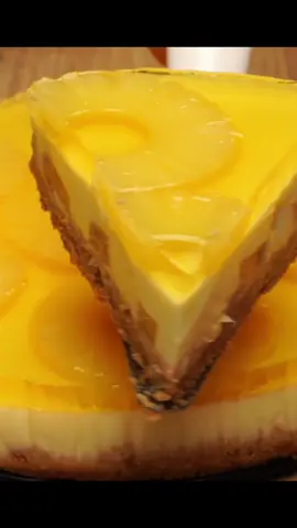 Ingrediente: 30 g gelatină 100 ml apă fierbinte 300 g biscuiți 80 g unt topit Ananas 800 ml iaurt 70 g jeleu cu aromă de ananas 300 ml apă fierbinte La frigider pentru câteva ore Poftă bună!