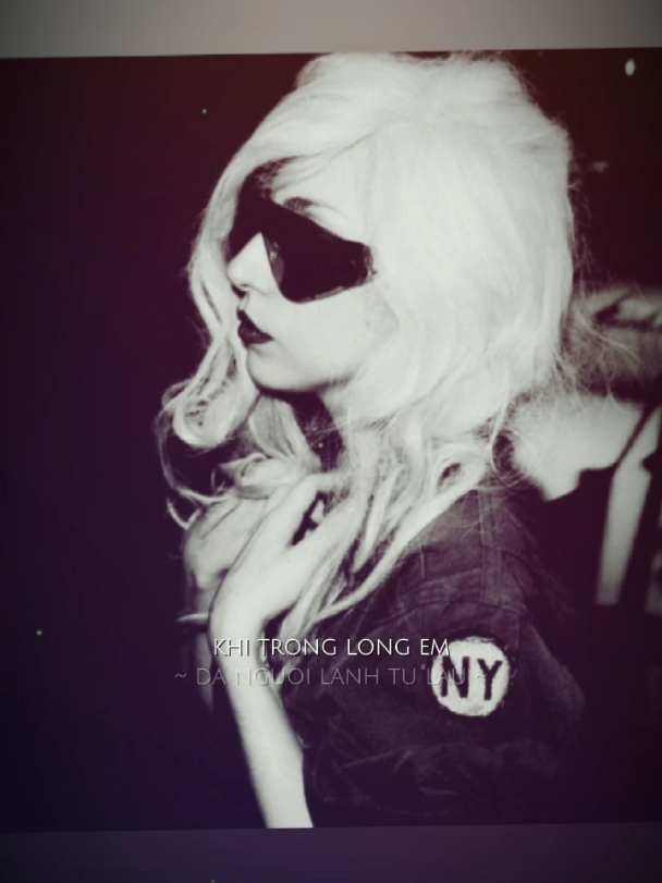 Lady Gaga, tên thật là Stefani Joanne Angelina Germanotta, sinh ngày 28 tháng 3 năm 1986 tại thành phố New York, Hoa Kỳ. Cô là một trong những nghệ sĩ giải trí có ảnh hưởng lớn nhất thế giới, nổi bật với khả năng ca hát, sáng tác, diễn xuất và phong cách thời trang độc đáo. Gaga bắt đầu học chơi piano từ khi còn nhỏ và sớm bộc lộ tài năng nghệ thuật. Cô theo học trường nghệ thuật Tisch thuộc Đại học New York nhưng quyết định bỏ học để theo đuổi sự nghiệp âm nhạc. Năm 2008, Lady Gaga chính thức ra mắt với album đầu tay “The Fame”, gây tiếng vang lớn toàn cầu nhờ các bản hit như “Just Dance” và “Poker Face”. Sự kết hợp giữa giai điệu pop bắt tai, hình ảnh táo bạo và cá tính riêng biệt đã nhanh chóng đưa cô trở thành hiện tượng mới của làng nhạc. Nối tiếp thành công, EP “The Fame Monster” ra đời năm 2009 với các ca khúc như “Bad Romance”, “Telephone” và “Alejandro”, khẳng định vị thế của cô như một biểu tượng văn hóa pop. Năm 2011, Lady Gaga phát hành album “Born This Way”, được xem là tuyên ngôn về sự tự do, cá tính và ủng hộ cộng đồng LGBTQ+. Ca khúc chủ đề cùng tên trở thành bản hit toàn cầu và là dấu mốc quan trọng trong sự nghiệp của cô. Các album tiếp theo như “ARTPOP”, “Joanne” và “Chromatica” cho thấy sự biến hóa không ngừng trong âm nhạc và hình ảnh, từ thể nghiệm điện tử, chất liệu đồng quê đến thông điệp chữa lành. Ngoài âm nhạc, Lady Gaga còn thành công trong lĩnh vực điện ảnh. Vai diễn trong bộ phim “A Star is Born” (2018) giúp cô đoạt giải Oscar cho Bài hát gốc xuất sắc nhất và được đề cử Nữ diễn viên chính xuất sắc. Năm 2021, cô tiếp tục gây chú ý với vai diễn trong phim “House of Gucci”. Lady Gaga được biết đến với gu thời trang lập dị, sáng tạo và đôi khi gây tranh cãi, nhưng luôn mang tính biểu tượng và truyền cảm hứng. Từ chiếc váy làm bằng thịt sống đến những bộ trang phục tinh tế tại các lễ trao giải lớn, cô đã để lại dấu ấn riêng trong làng thời trang. Ngoài nghệ thuật, Lady Gaga còn là một nhà hoạt động xã hội tích cực. Cô thành lập tổ chức từ thiện Born This Way Foundation nhằm hỗ trợ sức khỏe tâm thần và thúc đẩy lòng nhân ái trong giới trẻ. Tính đến nay, cô đã giành được nhiều giải thưởng danh giá, bao gồm Grammy, Oscar và Quả Cầu Vàng. Với tài năng đa dạng, phong cách không giới hạn và sự dấn thân không ngừng, Lady Gaga không chỉ là một ngôi sao âm nhạc mà còn là một biểu tượng văn hóa toàn cầu. -- Lady Gaga, real name Stefani Joanne Angelina Germanotta, was born on March 28, 1986 in New York City, USA. She is one of the most influential entertainers in the world, prominently #fypシ゚viral #ladygaga #mothermonster #littermonster 
