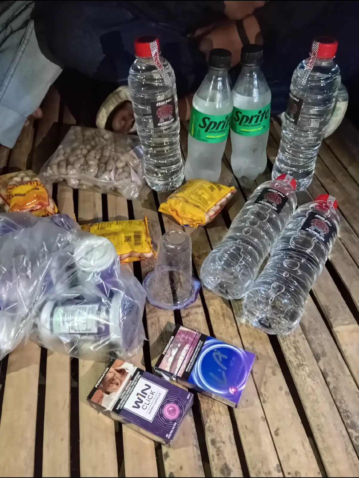 CARA MEMBUAT RICA RICA NYAMBEK 1 kg daging biawak Cabe rawit 10 butir,cabe kering 5 butir 1 buah Cabe ijo besar 3 lembar Daun salam 3 lembar Daun jeruk 2 batang Serai Kunyit 2 ruas,jahe 3 ruas lengkuas 1 bonggol Merica bubuk 1/2 sdt,ketumbar bubuk 1/2,kecap manis Gula merah 1 sdm,garam secukupnya,micin secukupnya,Masako sapi 1 sachet(sesuai selera)skip jika tidak suka masako Jeruk nipis 2 buah,asam Kandis sesuai selera Bawang merah, putih 3 butir Kemiri Cara Membuat 1. Potong2 daging biawak menjadi potongan kecil2 atau sesuai selera masing2,cuci dan tiriskan 2. Rebus daging biawak kedalam wajan atau panci yang sudah di isi air lalu taburi garam dan jeruk nipis tunggu sampai mendidih selama 20 menit 3. Lalu angkat dan tiriskan.. 4. Blender atau bisa di tumbuk bumbu halus seperti cabe kering,bawang merah,bawang putih,jahe,kunyit,lengkuas,kemiri, cabe rawit sesuai bahan2 yang di tentukan di atas 5. Potong cabe ijo besar menjadi beberapa potongan,geprek serai 6. Panaskan minyak ke dalam wajan atau kuali menggunakan api sedang..lalu tumis semua bumbu yang dihaluskan tadi aduk2 sampai bau harum..lalu masukan daun salam,daun jeruk dan serai geprek menjadi 1.sesekali aduk..lalu masukan daging biawak aduk2 tambahkan air secukupnya sampai mendidih 7. Tunggu beberapa menit,masukan merica, ketumbar,asam Kandis secara bersamaan sesekali di aduk,tambahkan garam,micin,Masako,gula merah,kecap manis. aduk2 tunggu sampai bumbu meresap dalam daging dan agak menyusut airnya.. selama 30 menit 8. Rica2 siap saji.. #arak #arakbali #ricaricanyambek #fyp #fypp