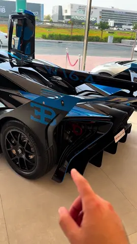 تشتروها ؟ 💙  #carsoftiktok #salehnikon #bugatti 