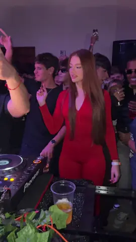 que set! @Leoh Cozza ontem foi dia do clipe dele, olhem a viiiibe