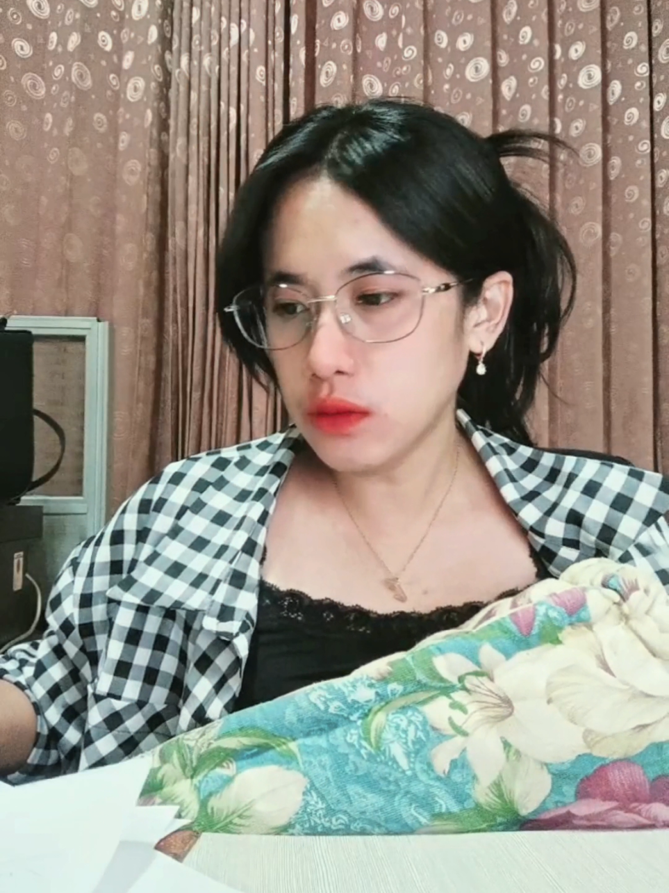 Makan sambil kerja itu seni-nya lembur... 