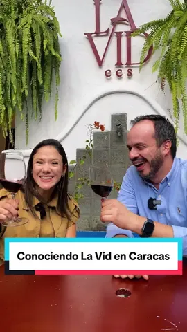 Hoy quiero hablarte de un lugar nuevo en El Hatillo que me encantó: La Vid 🍇🍷 Una vinoteca hecha con gusto, con una selección de vinos que vale la pena conocer y una cocina que sorprende por lo bien que armoniza con cada copa. Los vinos y platos que probé son los que te recomiendo porque los elijo con intención. No se trata de mostrar por mostrar, sino de compartirte lo que realmente disfruto, lo que me parece bueno y vale la pena vivir🍷✨ Pero más allá del vino, lo que me emociona contarles es la historia detrás de este lugar: Aura, una joven que decidió quedarse en Venezuela, que apostó por su país, y que abrió este espacio con un concepto distinto, elegante y auténtico. Con cada video como este, mi intención es ir más allá del vino. Quiero mostrarte una cara bonita de Venezuela: la de los que siguen creyendo, creando, emprendiendo y haciendo país con el corazón 💛💙❤️ Si estás por El Hatillo, date una vuelta por La Vid. Y si conoces más lugares que merecen ser conocidos, ¡déjamelo en los comentarios! 👇 #vinos #vino #sommelier #vinosylicores #licores  