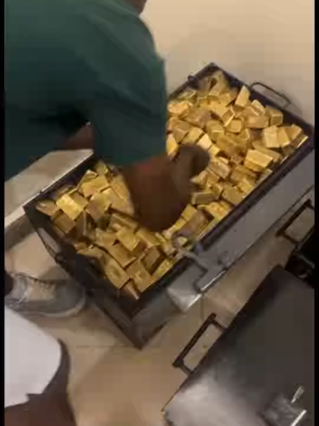 Guess How Much This Gold Pile Is Worth 💰🪙#gold #fyp #art #24kgold #handmade