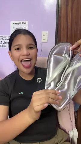 kahit sino naman maiinis kung ₱200 mo nabili tapos ngayon ₱55 nalang😭😭😭 #fyp #fypシ゚viral #sandals #sandalsforwomen #slippers #forwomen #musthave #fypviralシ 