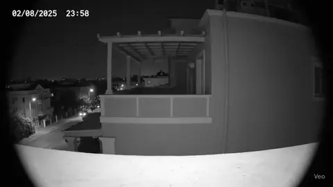 Πήδηξε απο το μπαλκόνι😱 #nightvisionfootage#unbelievablemoments #securitycamrealness #wtfcore #dogmemeenergy #realorfake  