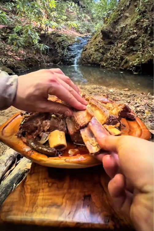 Beef ribs stewed in hot rocks in nature 🥩🪵🔥🐿🌲 #cookingasmr #outdoorcooking #leon #Recipe #cookingnature #camping #foodtiktok 