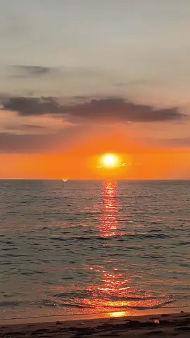 candu kali lagu sundanya sudah sampai ke lombok dengan suasana sunset 🌅🤣 #lagusunda #lagusundaviral #lagusundatiktok #lagusundapemandangan #sunda 
