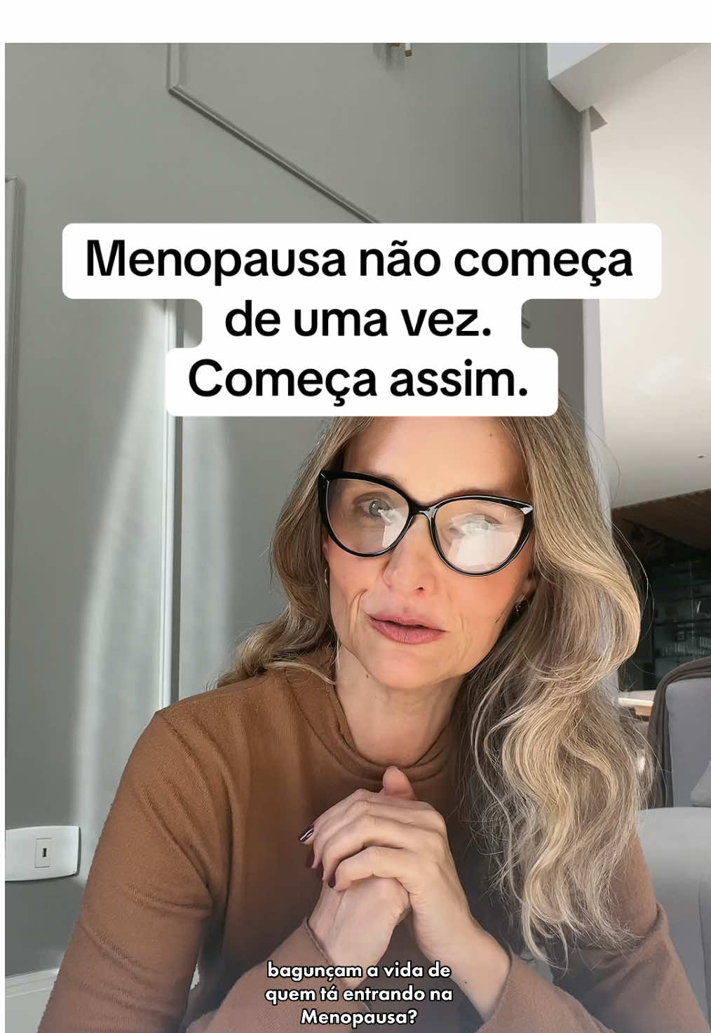 A mudança pode começar devagar e já fazer uma grande bagunça em sua vida. Mas com informação e apoio podemos nos entender melhor nessa nova estação. #mulheres50mais #sintomasdamenopausa #terapiahormonal 