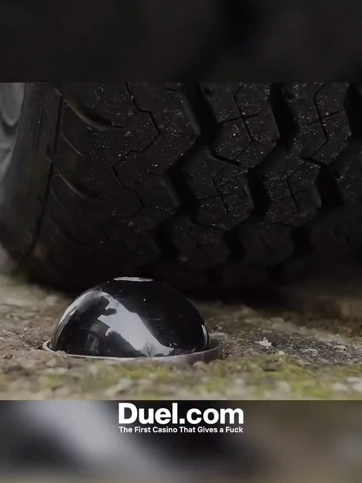 The sidewalk instantly punishes illegal parking with a device called Catlow, which punctures tires when a vehicle drives over it, preventing illegal parking designed in the UK.