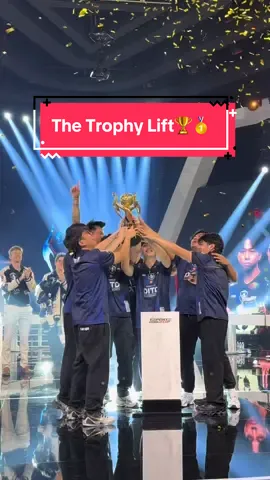 The trophy lift 🏆 🥇 ICONIC 📸 #MLBBEsports #MLBB #EWCxMSC #EWCxMSC2025 #MobileLegendsBangBang #MSC2025 #MSCatEWC25 #EncounterTheUnknown #TeamLiquid #LetsGoLiquid #TLPH #TLWIN 