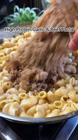 Creamy Garlic Beef Pasta🧄 Do I even have to convince you?!😍 These creamy garlic & beef pasta are honestly exactly what you want to come home to after a big day!✨ It's comforting and nourishing, creamy, tasty and soooo generous, it's impossible not to like it! In addition, it's actually quite low in fat and has a lot of protein! So here's to eating good and yummy with no guilt🫶 Calories : 701cal Protein: 53g Carbs : 60g Fat : 28g Ingredients :  Protein pasta Ground beef Salt & pepper Onion Olive oil Fresh parsley Heavy cream Fat free fair life milk  Parmesan cheese  Italian seasoning  And voilà! 🤤 The full recipe is in my Healthy and Happy Cookbook, the link is in my bio🔗 Bon appétit, James❤️ #garlic #beef #delicious #highprotein #tasty #FoodTok 