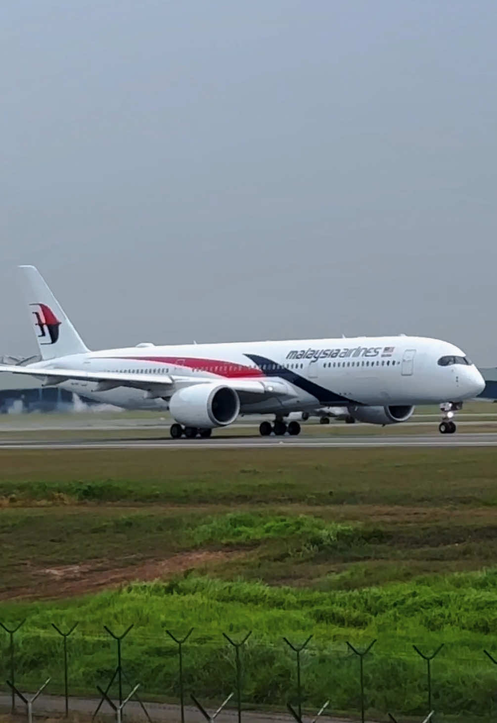 9M-MAE Malaysia Airlines (Malaysia) 🇲🇾  Airbus A350-941 Kuala Lumpur International Airport (KUL) KUL-LHR MH4 28 Jul 2025 MH4 of Malaysia Airlines lifting off to Heathrow in the morning~ ✈️ #Airbus #A350 #A350900 #A350941 #AirbusA350900 #AirbusA350941 #MalaysiaAirlines #MASA350 #MalaysiaAirlinesA350 #MalaysianHospitality #MH #MAS #MAB #MAG #9MMAE #fyp #MalaysiaTikTok #TikTokMalaysia #CinematicPesawat #Airplane #Aircraft @Malaysia Airports @Malaysia Airlines 