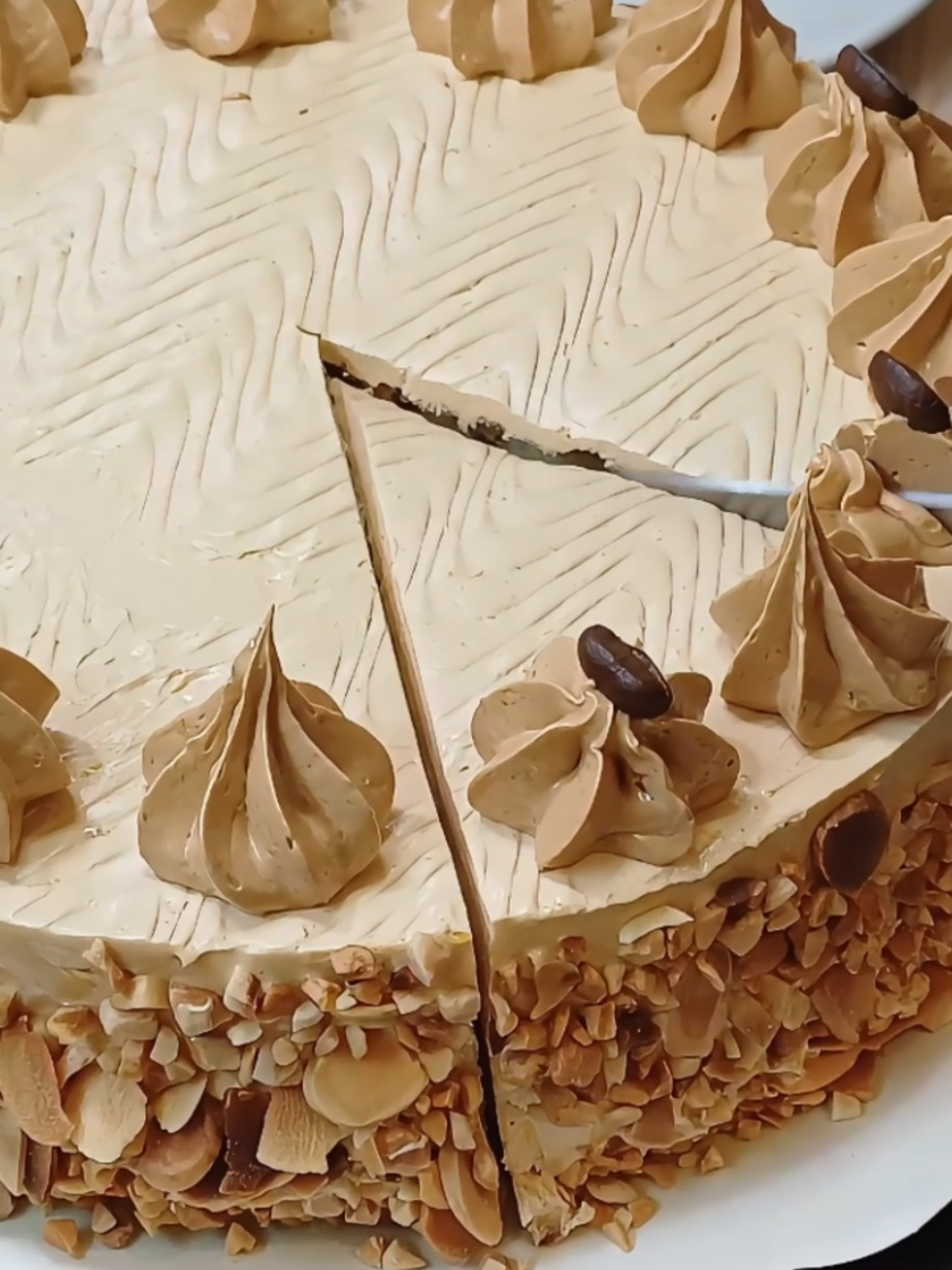 Entre la génoise légère, la crème au beurre café et les amandes torréfiées, ce dessert va ravir les amateurs de café !Dans cette vidéo, je te montre comment réaliser un délicieux moka café maison, une pâtisserie traditionnelle au goût intense .  📏 Matériel utilisé : cercle à pâtisserie de 18 cm de diamètre sur 4,5 cm de hauteur 🧾 Ingrédients & Recette complète : 📌 Génoise :     4 œufs     120 g de sucre     120 g de farine     → Cuisson à 180°C (four préchauffé, chaleur statique) pendant 15 min environ 📌 Crème au beurre au café :     8 jaunes d’œufs     250 g de sucre (humecté, à cuire à max 121°C)     250 g de beurre doux (82 % MG min), bien mou, incorporé en 2 fois     Arôme café 📌 Sirop d’imbibage :     50 ml d’eau     50 g de sucre     Arôme café 📌 Finition :     Amandes effilées ou hachées, torréfiées 👉 Abonne-toi pour d'autres recettes gourmandes, simples à suivre, et parfaites pour les grandes occasions comme pour le plaisir du quotidien ! 👍 Like la vidéo si tu aimes les classiques de la pâtisserie française 📢 Partage à ceux qui raffolent du moka 📝 Commente si tu veux plus de recettes au café ! #moka #patisserie #recette  #benlith