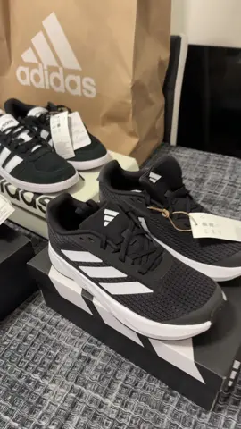 Zapatos de niñ@s en 29$ si quieres aprovechar ofertas así escríbeme soy tu personal shopper desde Chicago