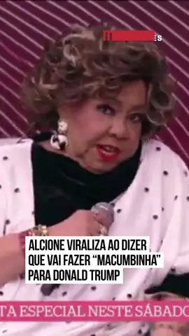 A cantora #Alcione viralizou neste sábado (2/8) ao falar sobre a situação política envolvendo Donald #Trump e o Brasil. Ironizando a situação, a artista afirmou que vai “fazer uma macumbinha” para o presidente dos Estados Unidos e afirmou que ele precisa “largar” o ministro do Supremo Tribunal Federal (STF) Alexandre de Moraes. A fala ocorreu durante participação no programa É de Casa, da TV Globo. Alcione comentou sobre a polêmica das taxas aplicadas pelo governo dos EUA ao Brasil “Ele [Trump] precisa deixar o Brasil em paz, larga o Alexandre de Moraes, nosso ministro maravilhoso”, afirmou. Logo depois, Alcione afirmou que vai fazer uma “macumbinha” para Donald Trump para que ele possa deixar o Brasil em paz. “Saindo daqui, vou fazer uma macumbinha pro Trump. Aqui nessa terra tem uma coisa que ele não tem lá, macumba. Será que a macumba deles é boa? Vou fazer uma macumbinha pra ele deixar o Brasil em paz”, finalizou a cantora. O momento repercutiu nas redes sociais e o nome da cantora entrou para os assuntos mais comentados do X, antigo Twitter. “Nossa maioral”, escreveu um internauta. Outra pessoa compartilhou o vídeo do momento e afirmou: “Alcione em rede nacional 11h25 da manhã. Eu amo a tv brasileira”. #entretênews 📸 Reprodução/ Globo