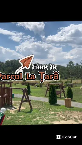 La marginea satului, verde și clar, E-un parc de poveste, cu aer natural  🌞. Cățărările -s gata — sus, tot mai sus 🧗‍♂️, Iar râsetele-n aer departe s-au dus. Piscina e plină, cu apă sclipind 💦, Sub umbrele solare, stăm și zâmbim 😎. Un cocktail cu fructe, rece și fin 🍹, Ne face vacanța să pară un film. Și când tiroliana începe să zboare 🎢, Țipi de plăcere prin aer, în soare. E viață la țară, cu stil și culoare — Natură, distracție și-un pic de visare ✨.