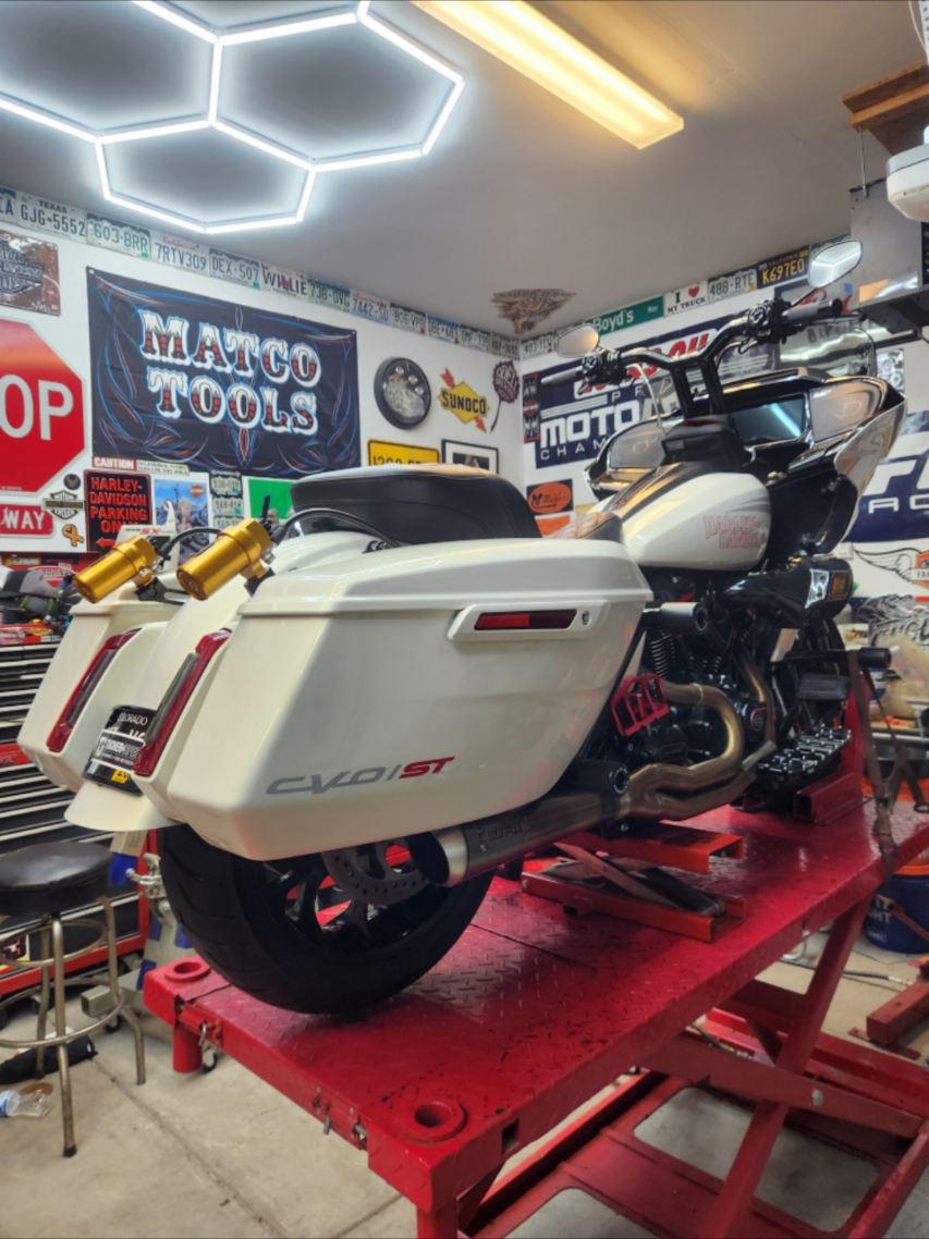 25th anniversary Road Glide  CVO ST #fastjonny #harleydavidson #colorado #fyp #ohlins #bikelife 