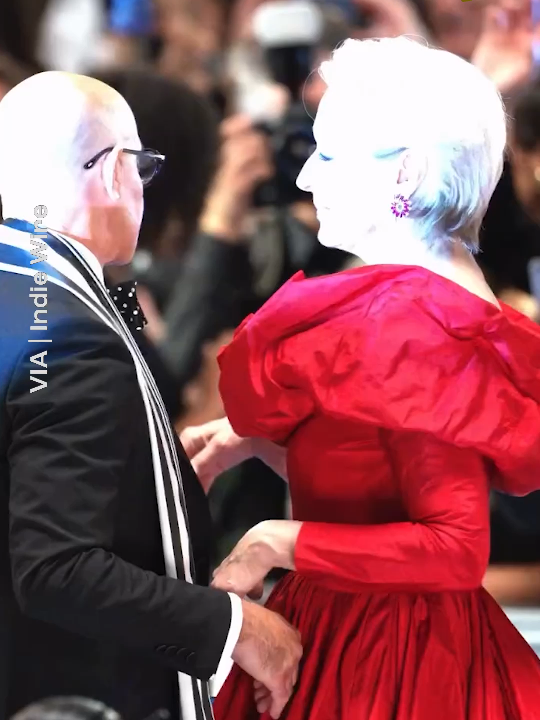 No es la MET Gala, pero 'El diablo viste a la moda 2' ya está grabando escenas en NY con Meryl Streep, Stanley Tucci y Simone Ashley. FOMO nivel DIOS. 📷 CC: Indie Wire  #DevilWearsPrada2 #MirandaPriestly