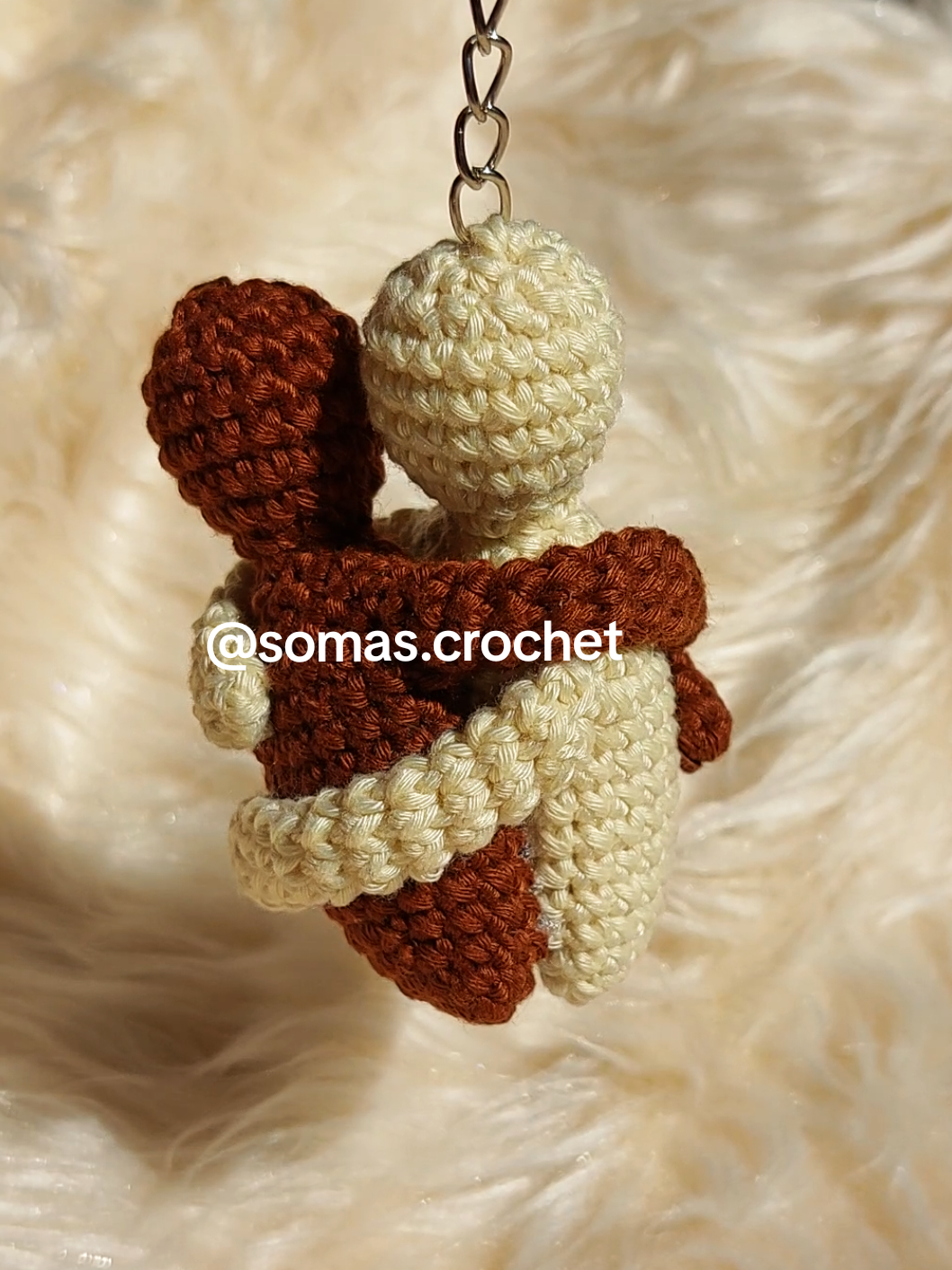 hug 🫂 #amigrumi #crochet #hug #كروشية #اميجرومي #ميداليات #حضن 