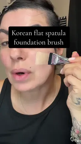 Not a sponge, not a kabuki. This flat spatula brush from @wakemake_official lays down foundation like skin. Smooth, seamless, silent slay. #wakemakespatulabrush #wakemake #kbeautyfinds #spatulabrush #koreanmakeupsecrets 