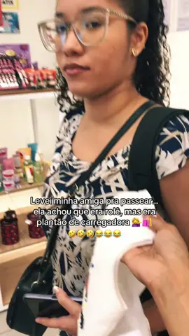 ela se dando conta q estava carregando sacola demais 🤣 #role #moda #fyp #fy #amigos #shopping