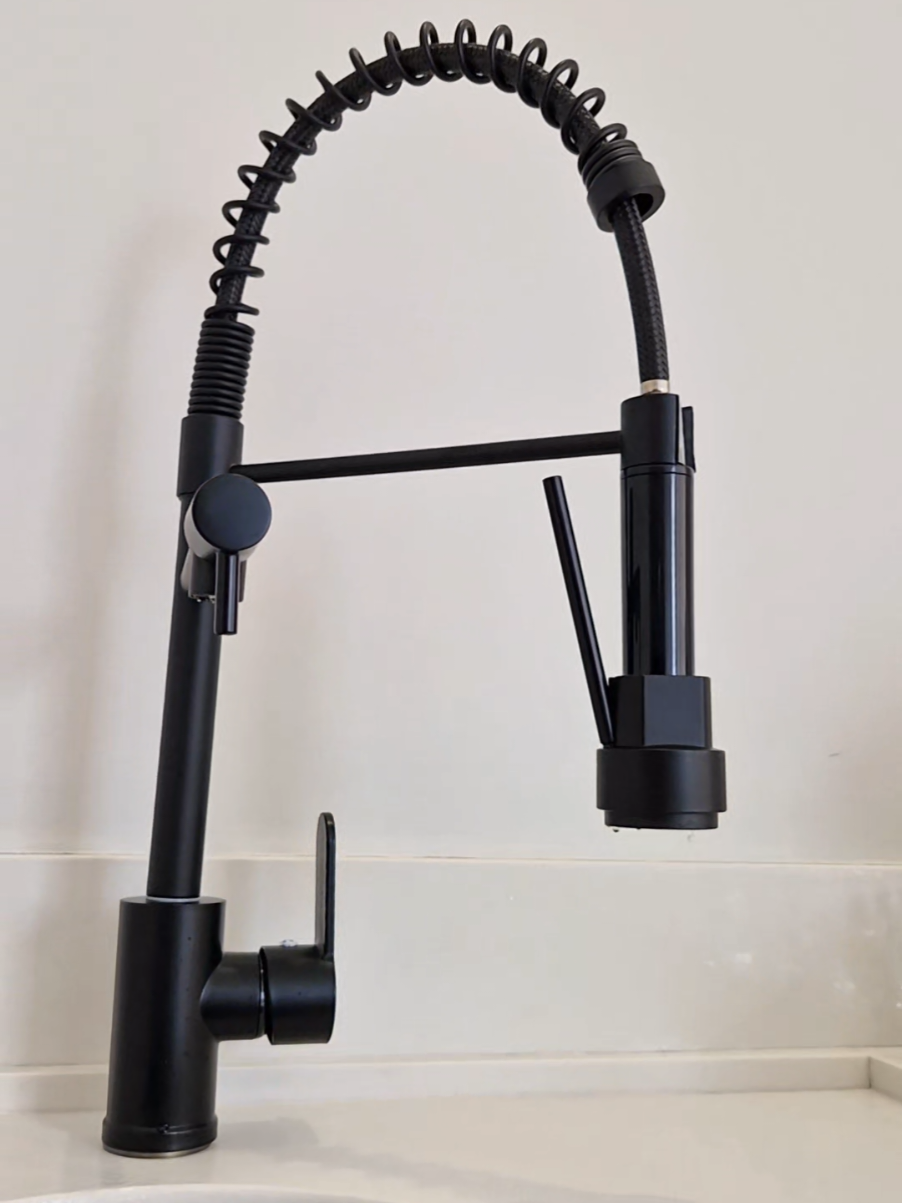 ✨ Torneira Gourmet Preta por apenas R$130! ✨ Design moderno e funcional para transformar sua cozinha! Essa torneira incrível conta com chuveirinho retrátil, monocomando (água quente e fria) e rotação 360°, perfeita para facilitar sua rotina com muito estilo. ✅ Acabamento preto elegante ✅ Jato direcionável com chuveirinho ✅ Monocomando: controle de temperatura e vazão ✅ Bica móvel que gira 360° ? E tudo isso por só R$130! #TorneiraGourmet #CozinhaModerna #DecoraçãoDeCozinha #TorneiraPreta #DicaDeCasa #ShopeeAchadinhos #CasaComEstilo 