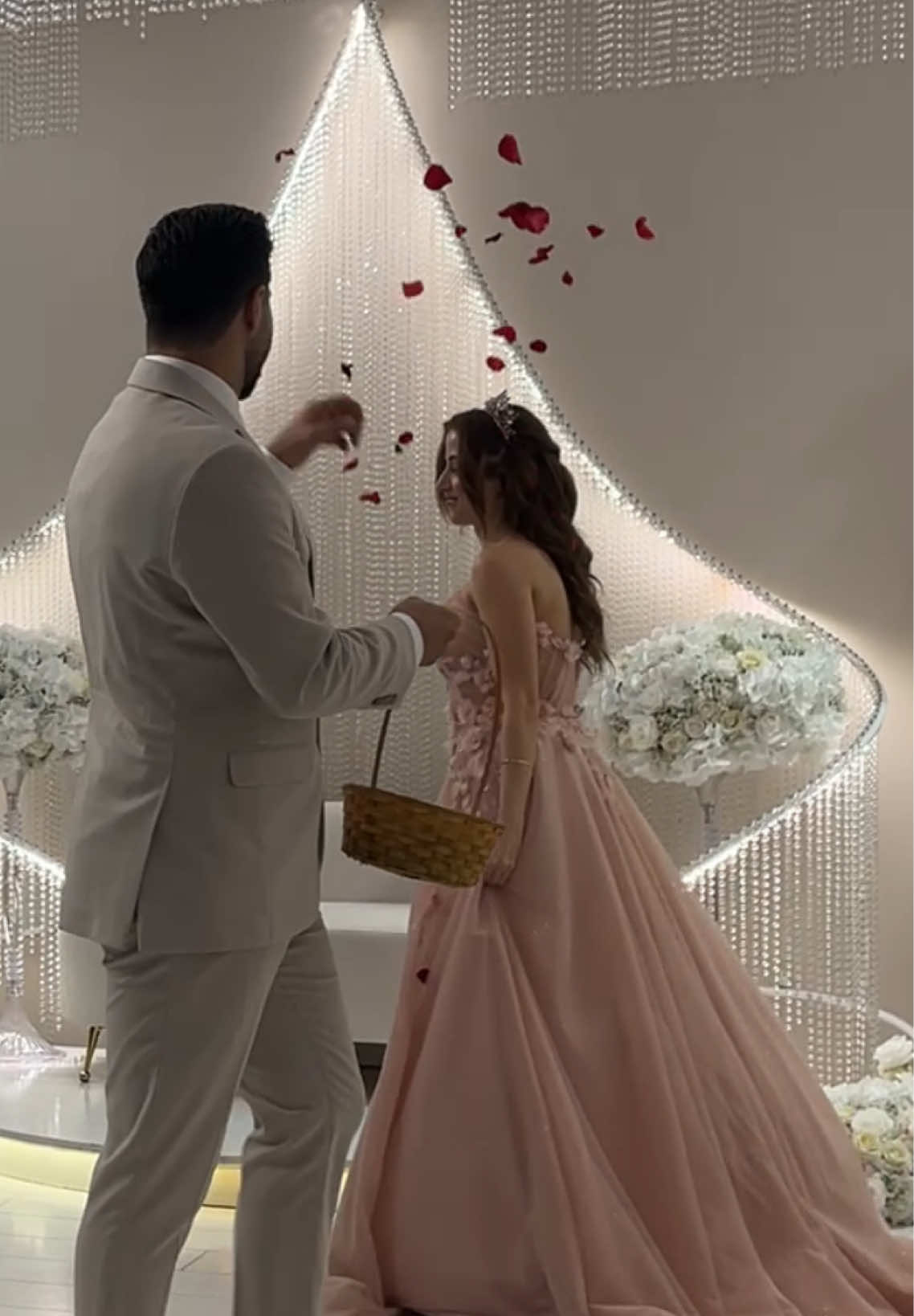 herkesin bayıldığı ilk dansımız 💗🥹 #keşfet #öneçıkar #couplegoals #couples #kızisteme #sevgili #ilkdans #ilkdansmüziği #kayahan #bugüllerseniniçin #nişan #nişanımızvar #söz #davetsalonu 