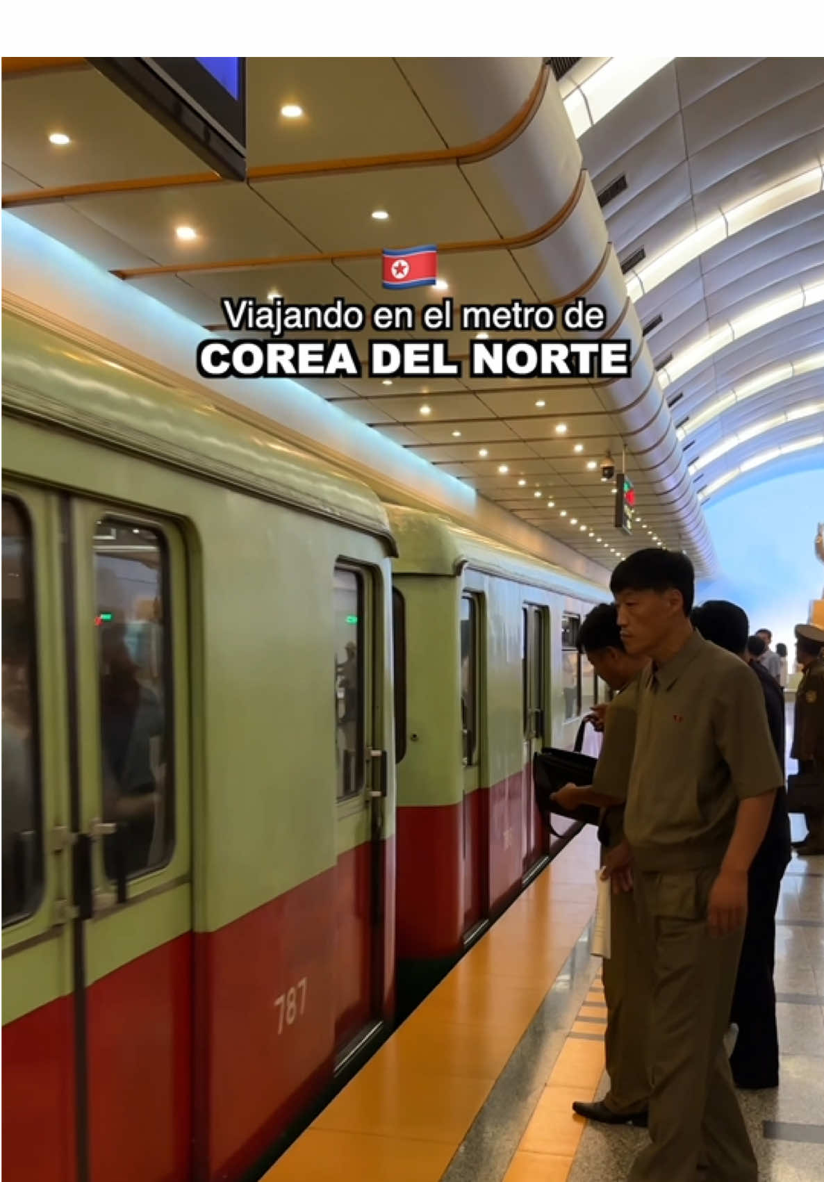 Así es el metro de Pyongyang, el sistema de transporte subterráneo de Corea del Norte, considerado uno de los más profundos del mundo. Sus estaciones se encuentran entre 100 y 120 metros bajo tierra, y también funcionan como refugios nucleares. Fue inaugurado en 1973 y actualmente cuenta con 2 líneas, 16 estaciones y una extensión total de unos 22 kilómetros. Diseñado con ayuda soviética, combina mosaicos, lámparas monumentales y música ambiental con vagones que proceden del antiguo metro de Berlín. #viajando #viajes #viajerosporelmundo #viaje #españolesporelmundo #coreadelnorte 