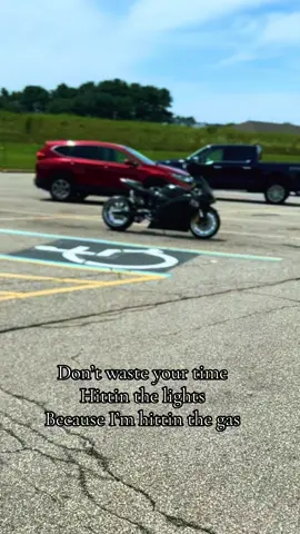 Them lights are just to start the race 💯💯💯 like a dragstrip #gsxr #bikelife #gsxr750 #motorcycle #fyp 