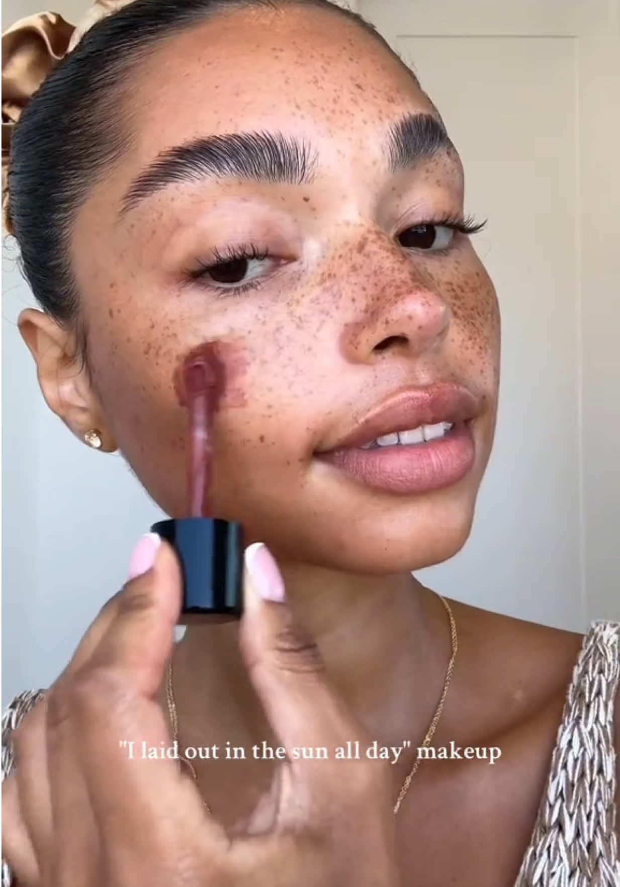 for those sunkissed days ☀️ @Quinn🍒 wears: • Glowy Super Gel in Sunglow • Sun Melt Cream Bronzer in Tan Bronze  • Dew Blush in Spicy • SuperSuede Baked Powder Blush in Mia • Glossybounce in Shake  #sunkissedmakeup #summermakeup #saiesunglow #sunburntblush #saiebeauty 