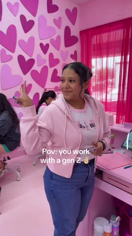 @Chely 🤍 @ana <33 🤣💗  #receptionist #workwithme #genz #pinksalon #nailsalon #pasadenatx #houstontxsalon 