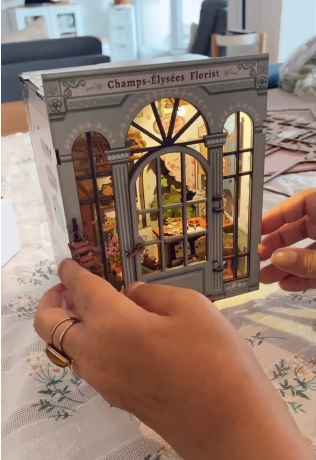 🎁 DIY hyper satisfaisant → parfait en cadeau d’anniversaire ou de Noël ✨ Aujourd’hui, on continue le book nook “Champs-Élysées” de chez Cutebee… et c’est une pépite. @CUTEBEEOFFICALSHOP #cutebee #DIY #booknook #booknookdiy #tiktokshop #tiktokshopmademebuyit #bibliothèque 