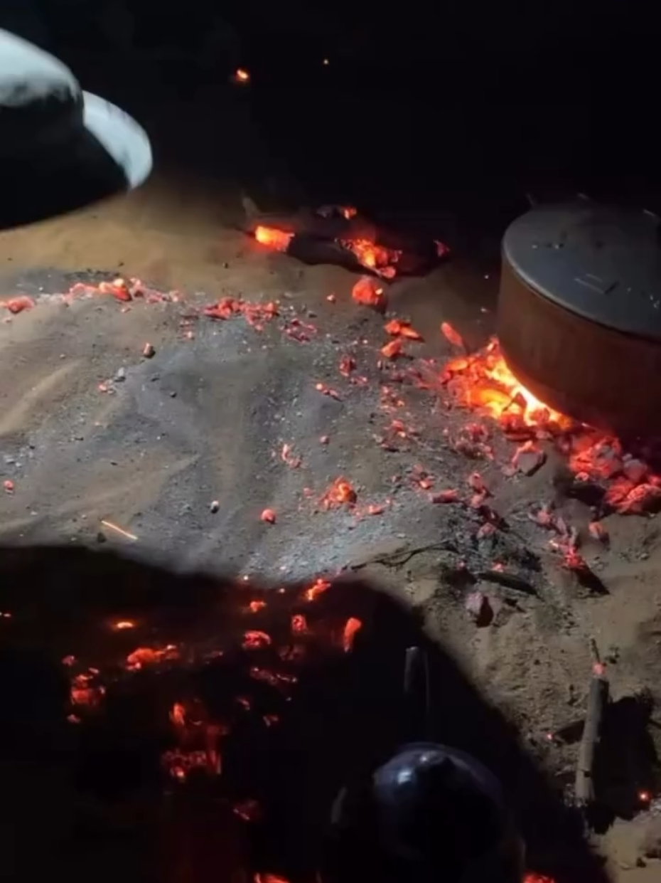 الخبز الرملي الصحراوي الخبز الرملي هو نوع تقليدي من الخبز يُحضَّر في الصحراء الغربية بطريقة بدوية قديمة، حيث يُطهى تحت الرمال الساخنة أو بين الجمر. يُصنع من دقيق القمح والماء والملح، وأحياناً يُضاف إليه الخميرة. يتم دفنه في الرمال بعد تسخينها جيداً، ثم يُغطى بالجمر حتى ينضج. يتميز بمذاقه المدخَّن وقيمته الثقافية، ويعبر عن الحياة البدوية والتكيّف مع بيئة الصحراء