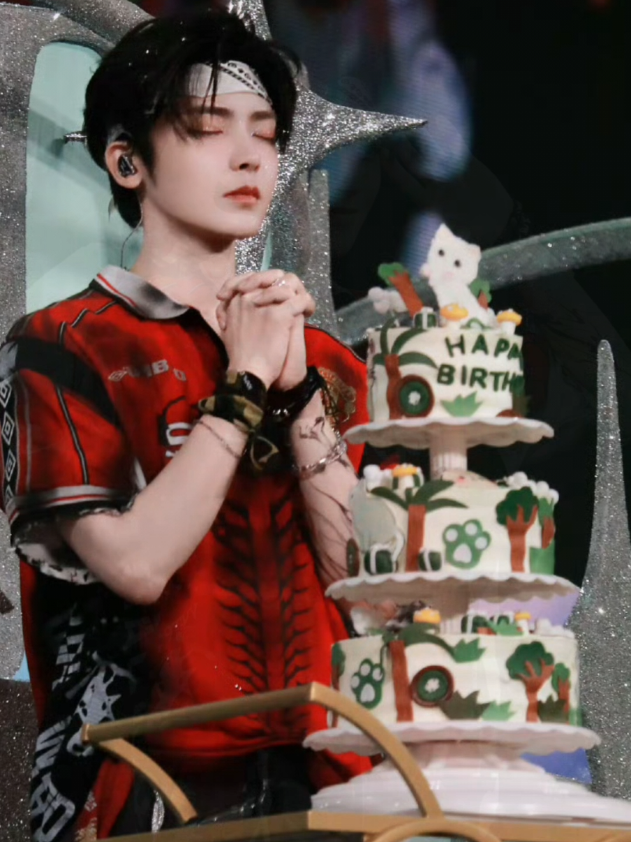 NEO HOU MING HAO - 03.08.2025 Dia menari LUCIFER-SHINEE di konser pesta ulang tahunnya yang ke 28 tahun dengan sangat energik dan keren 🔥😍😎. Selamat ulang tahun semoga sukses selalu dan karirnya semakin bersinar 🎂❤️. #creatorsearchinsights #coolboydances #Lucifer #侯明昊 #NeoHou #HouMinghao #chineseactor 