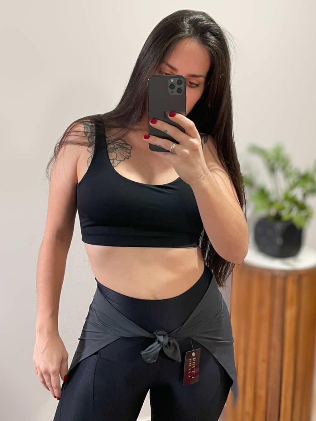 Adeus blusa amarrada na cintura! O tapa bumbum chegou pra cobrir, modelar e te deixar ainda mais confiante no treino. #lookfitness #acessorio #treinofeminino #look #fyppp #viral #gymrat 