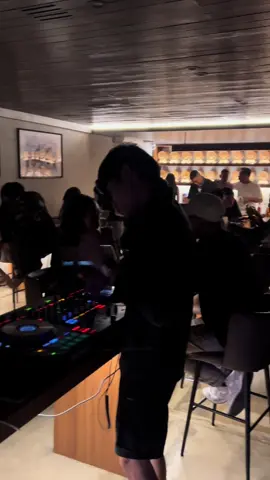 Where refined spirits meet a vibrant crowd. Saturday nights at Knock On Wood—crafted cocktails, curated company, and a room full of good taste. 🥃✨” #KnockOnWoodBar #JakartaNights #CompactCaskCocktails #BarrelAgedElegance #WeekendAtmosphere #CraftCocktailCulture #HiddenGemJakarta #sophisticatednights 