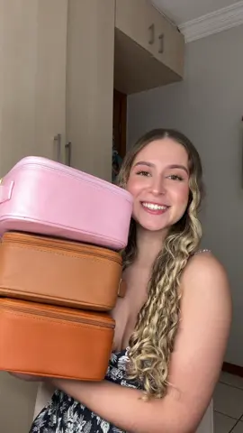 Todas aqui em casa já estão bem equipadas pras próximas viagens 😌💖 apaixonei nessa maleta de make 