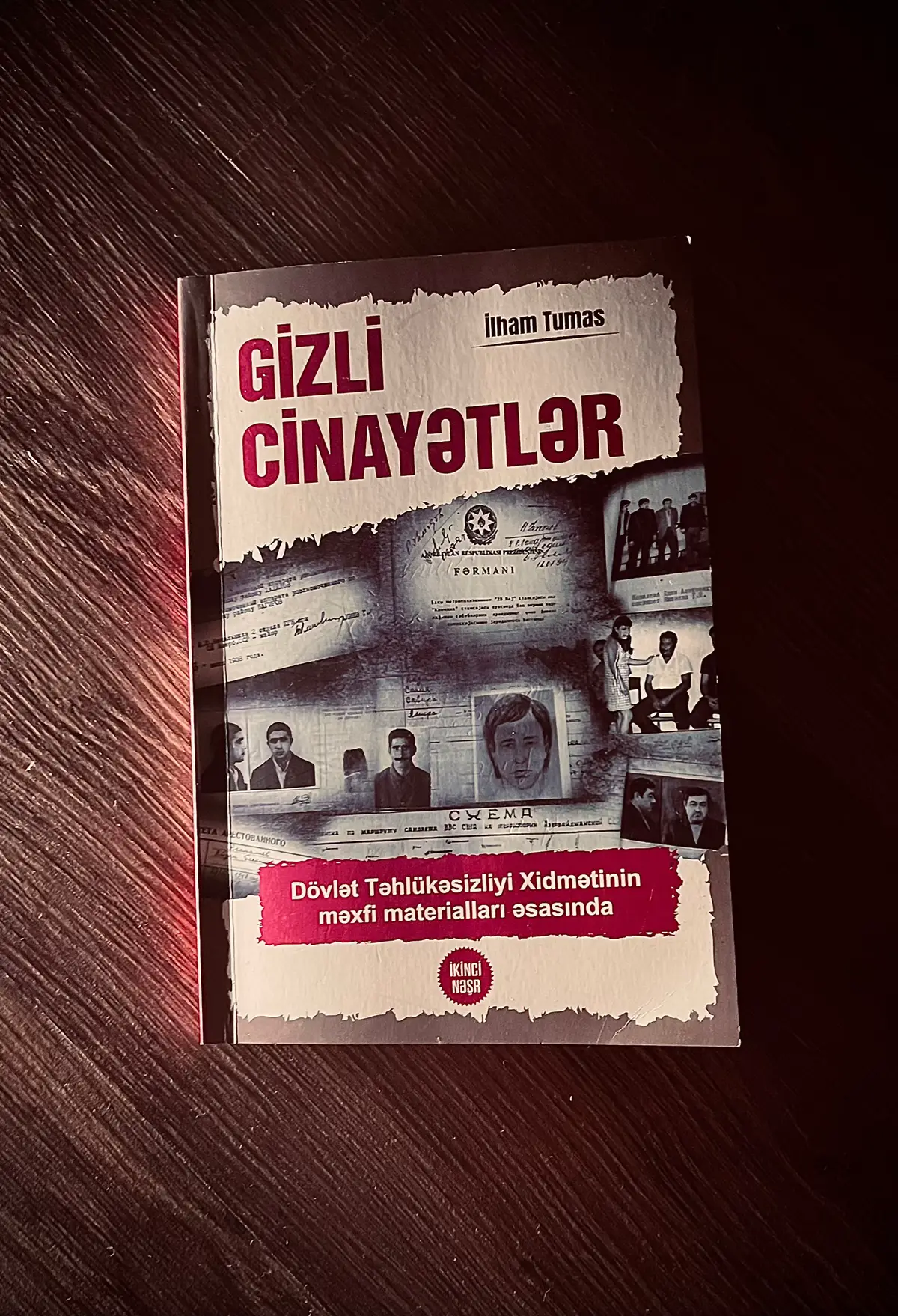 🩸 Rəsmi sənədlər əsasında yazılmış soyuqqanlı cinayətlər, yox olan insanlar, gizli dosyelər. 🕵️‍♂️ Bu kitab oxucuya yox, şahidə çevrilmək istəyənlər üçündür. 📂 DTX-nın məxfi materialları indi ilk dəfə açıqda… İlham Tumas imzalı bu əsəri oxumağa başladığın an — artıq geriyə dönüş yoxdur. 🕯️ Hər səhifə bir izdir… hər ad bir günah. 📚 İndi oxu. Ya da heç bilmə…