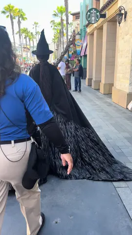 beetlejuice swooning over elphaba at @Universal Studios Hollywood #beetlejuice #wicked #universal #universalstudios #elphaba #hollywood #fyp 