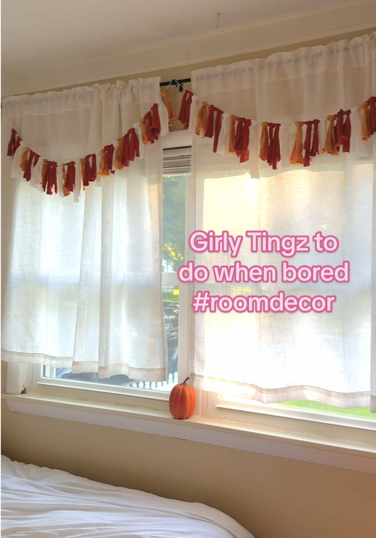 Girly Tingz to do on a budget! Super easy room decor anyone can make from some old t shirts #diytshirt #diyroomdecor #roomdecor #decoration #crafts #diytutorial #girlythings @hollister 