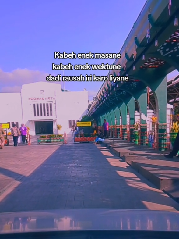 Stasiun Tugu adalah salah satu stasiun di pusat Yogyakarta. Stasiun ini memiliki dua pintu yang berbeda fungsi, yuk kenali perbedaannya. Stasiun Tugu atau dikenal juga sebagai Stasiun Yogyakarta menjadi salah satu pilihan bagi traveler yang ingin berkelana ke ataupun dari Yogyakarta. Pasalnya, stasiun ini berada di pusat Yogyakarta dan berada dekat dengan Malioboro. Namun, mungkin banyak traveler yang belum tahu bahwa stasiun ini memiliki dua pintu gerbang yang difungsikan untuk kereta api dengan jurusan yang berbeda.   Stasiun Tugu terdapat dua pintu, pintu timur dan pintu selatan. untuk pintu timur sendiri khusus untuk keberangkatan kereta jarak jauh seperti ke Jakarta, ke Bandung, ke Surabaya, ke Malang.Sedangkan pintu selatan, kerap digunakan untuk kereta jarak dekat ataupun bagi pelancong yang baru tiba di Stasiun Tugu.♥️ Source: Weka Kanaka  #katakatajawa #stasiuntugu #yogyakarta 